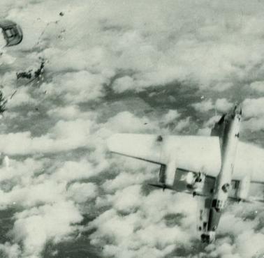 Amerykański bombowiec B-24 Liberator Red Bow zestrzelony przez niemiecki samolot odrzutowy Messerschmitt Me 262.