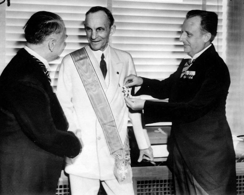 Twórca potęgi Forda - Henry Ford otrzymuje niemieckie odznaczenie - Order Orła Niemieckiego (Dearborn Michigan,USA).