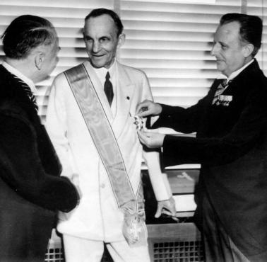 Twórca potęgi Forda - Henry Ford otrzymuje niemieckie odznaczenie - Order Orła Niemieckiego (Dearborn Michigan,USA).