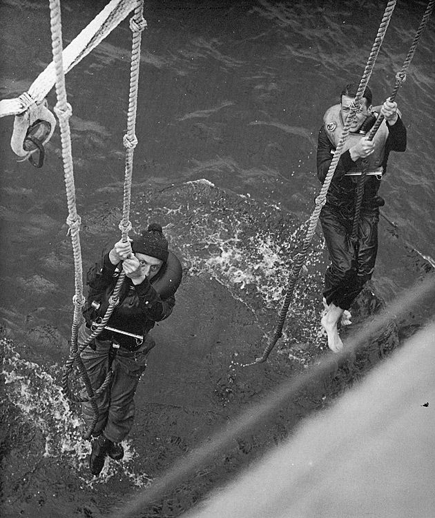 Amerykański statek USCGC Spencer ratuje niemieckich marynarzy z niemieckiego okrętu podwodnego U-175.