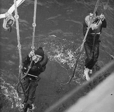 Amerykański statek USCGC Spencer ratuje niemieckich marynarzy z niemieckiego okrętu podwodnego U-175.