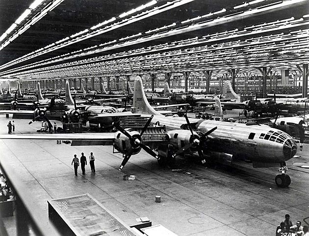 Linia produkcyjna bombowców B-29 (zakłady Boeing w Wichita, USA).