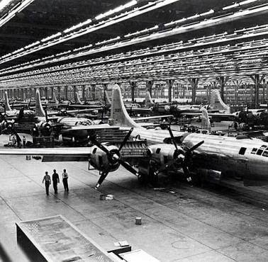 Linia produkcyjna bombowców B-29 (zakłady Boeing w Wichita, USA).