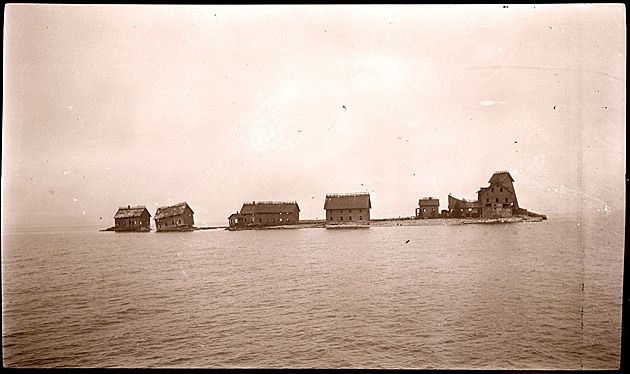 Opuszczone miasteczko górnicze (Silver Islet, Lake Superior, Ontario, Kanada).