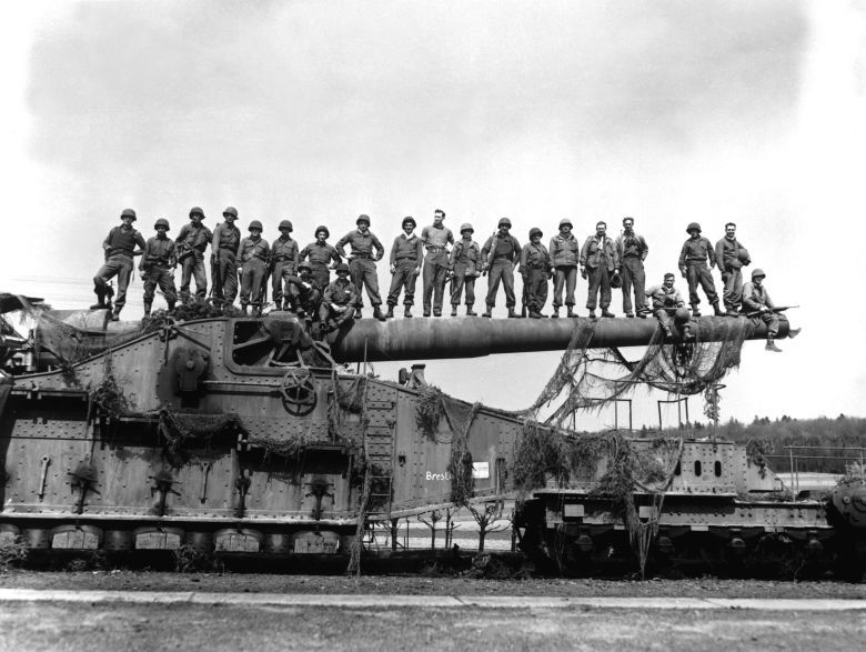Amerykanie ze zdobycznym niemieckim działem Schwerer Gustav (nazwane przez żołnierzy Dora).