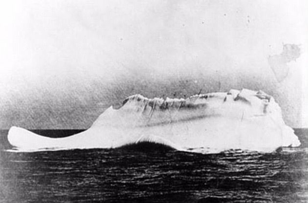 Góra lodowa, w którą uderzył brytyjski transatlantyk Titanic. 