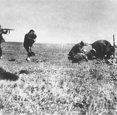 Niemiecki oddział SS (Einsatzgruppen) rozstrzeliwuje Żydów nieopodal Kijowa (Ukraina)