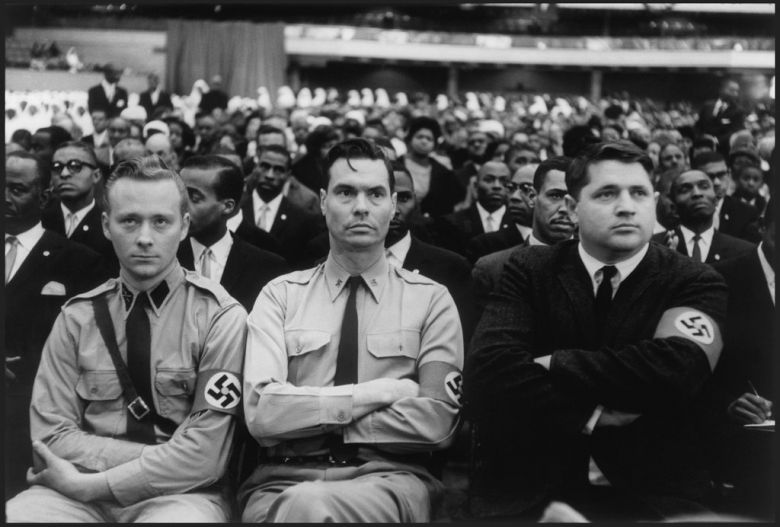 George Lincoln Rockwell (szef amerykańskiej partii nazistowskiej) podczas przemówienia Malcolma X.