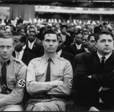 George Lincoln Rockwell (szef amerykańskiej partii nazistowskiej) podczas przemówienia Malcolma X.