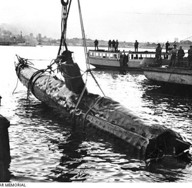 Wydobycie japońskiej miniaturowej łodzi podwodnej w porcie Sydney (Australia).