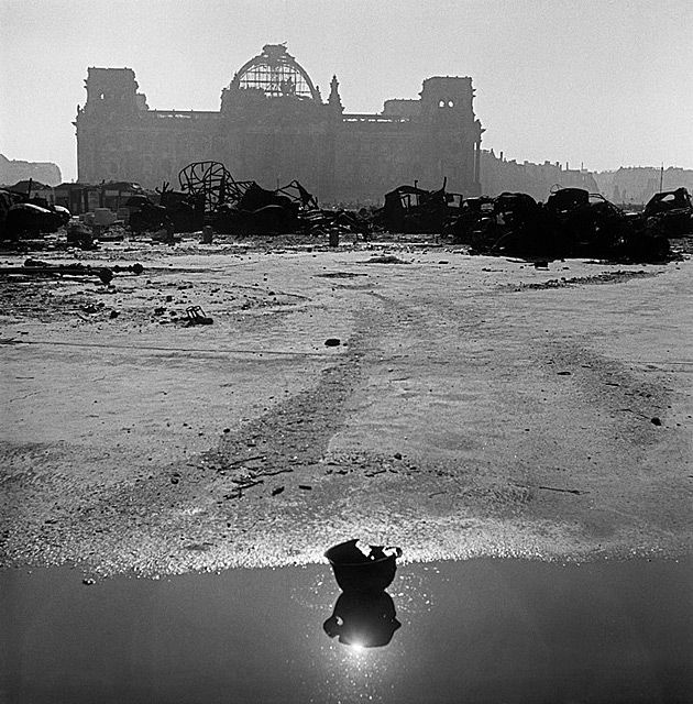 Okolice Reichstagu tuż po wojnie (Berlin).