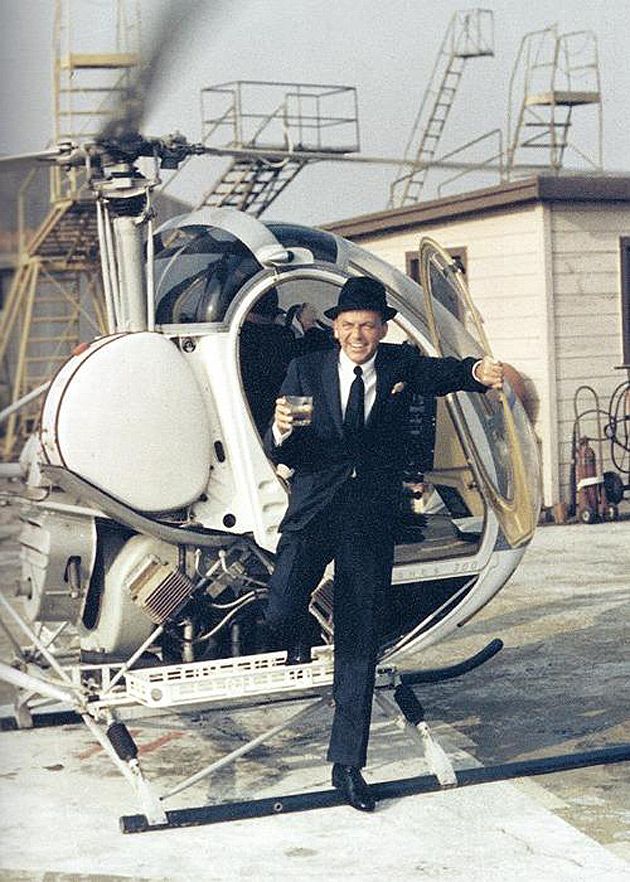 Frank Sinatra wychodzi z drinkiem z helikoptera (Hollywood, USA)