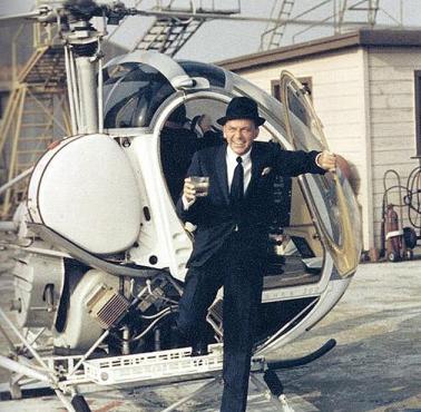 Frank Sinatra wychodzi z drinkiem z helikoptera (Hollywood, USA)