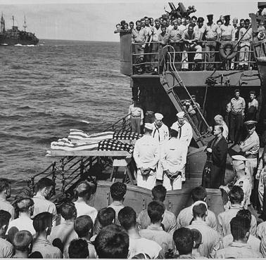 Na zdjęciu pogrzeb dwóch marynarzy z zatopionego przez Japończyków lotniskowca eskortowego USS Liscome Bay.