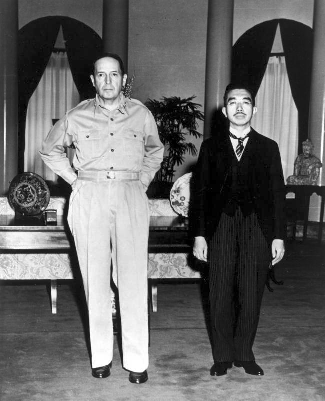 Generał MacArthur podczas wizyty u japońskiego cesarza Hirohito.