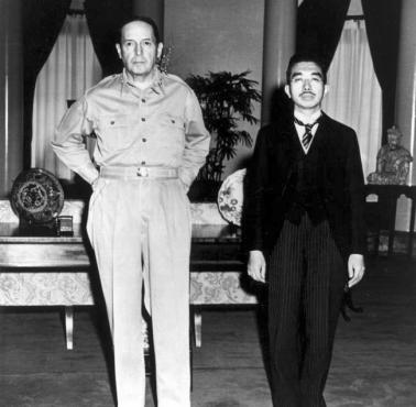 Generał MacArthur podczas wizyty u japońskiego cesarza Hirohito.