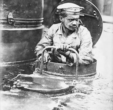 Niemiecki marynarz na okręcie podwodnym U-Boot.
