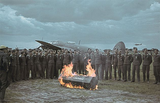 Symboliczny pogrzeb załogi bombowca Heinkel He 111, która nie wróciła z akcji nad Stalingradem.