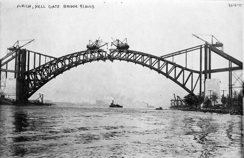 Budowa mostu Hell Gate w Nowym Jorku.