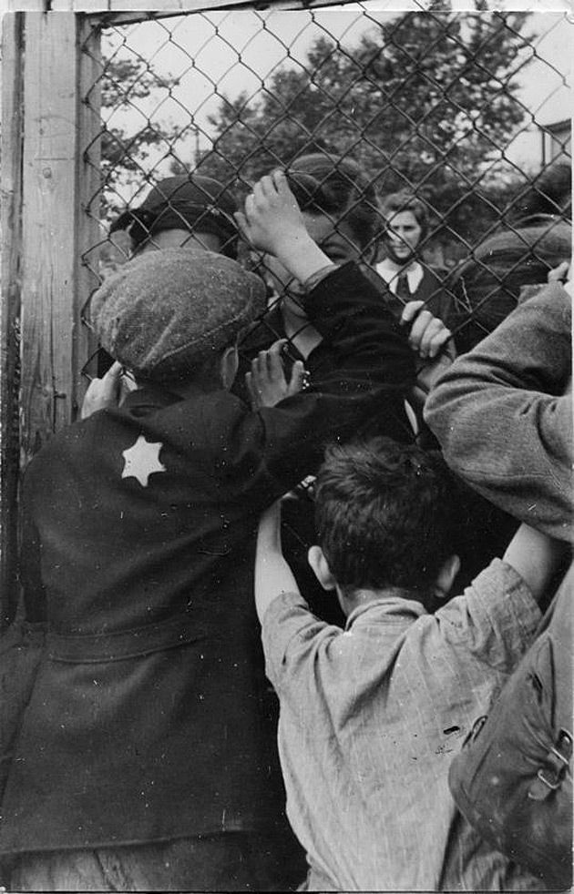 Żydowskie dzieci żegnają się z rodzicami na terenie okupowanej przez Niemców Łodzi (Litzmannstadt Ghetto).