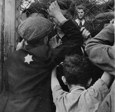 Żydowskie dzieci żegnają się z rodzicami na terenie okupowanej przez Niemców Łodzi (Litzmannstadt Ghetto).