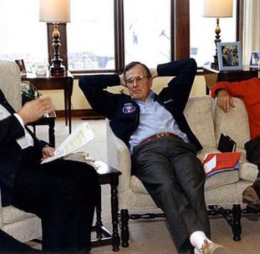 Kanclerz Helmut Kohl prosi o zgodę prezydenta Georga Busha na wcielenie NRD do RFN (Camp David).