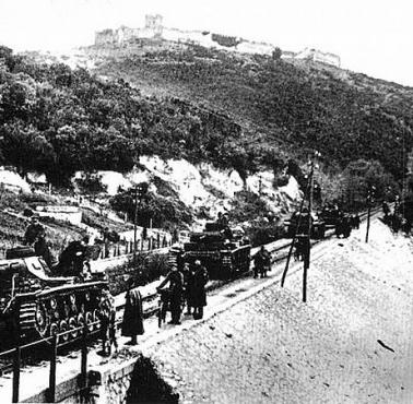 Na zdjęciu niemieccy czołgiści radzą sobie ze zniszczonymi drogami korzystając z torów, atak na Grecję.