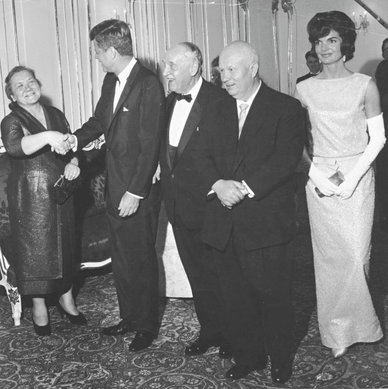 Chruszczow z małżonką spotyka się ze słynnym erotomanem, prezydentem USA - J.F.Kennedym (Pałac Schönbrunn, Austria).