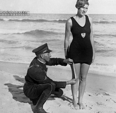 Cenzor moralności sprawdza wymiar stroju kąpielowego (West Palm Beach, Floryda, USA).