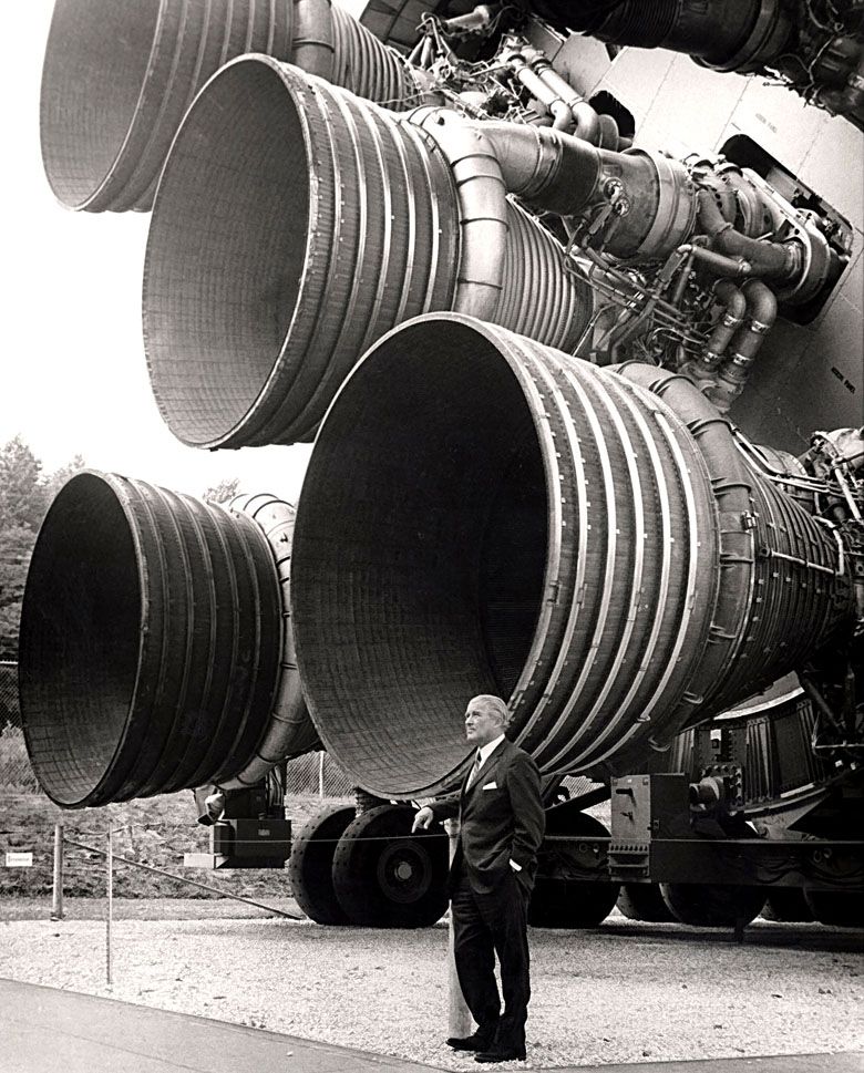 Wernher von Braun, twórca niemieckich rakiet V1, V2 i amerykańskiego programu kosmicznego przy rakiecie Saturn V.