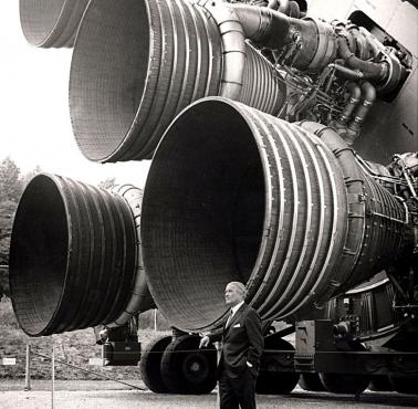 Wernher von Braun, twórca niemieckich rakiet V1, V2 i amerykańskiego programu kosmicznego przy rakiecie Saturn V.