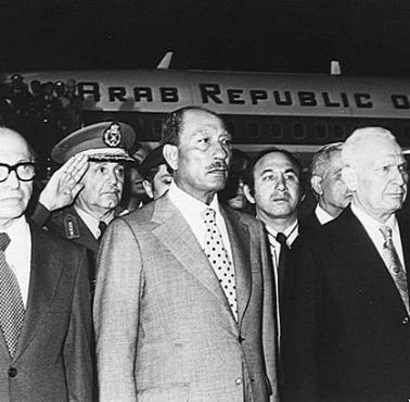 Pierwszy publiczne spotkanie na szczycie pomiędzy Izraelem i Egiptem, na zdjęciu prezydent Sadat i premier Begin.
