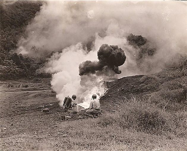 Marines atakuje japoński bunkier miotaczem ognia (Okinawa).