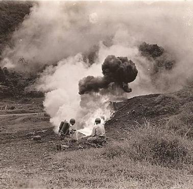 Marines atakuje japoński bunkier miotaczem ognia (Okinawa).