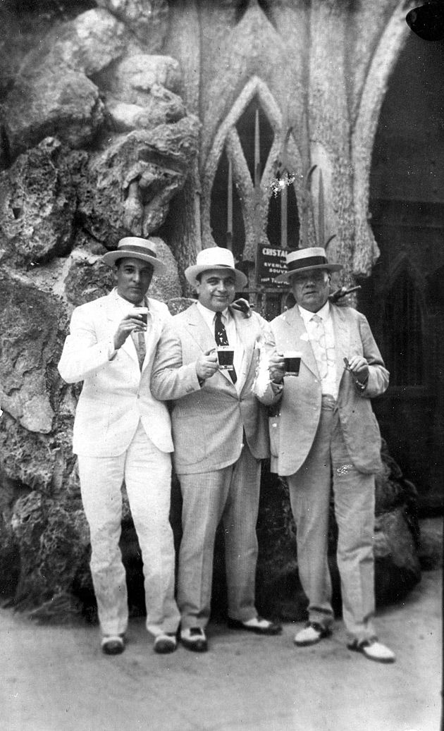 Chicagowska mafia na Kubie, od lewej Julio Morales, Al Capone i jego prawnik J. Fritz Gordon (Havana).