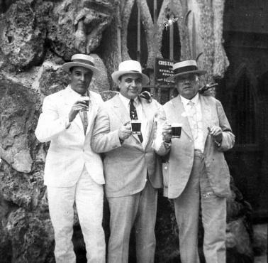 Chicagowska mafia na Kubie, od lewej Julio Morales, Al Capone i jego prawnik J. Fritz Gordon (Havana).