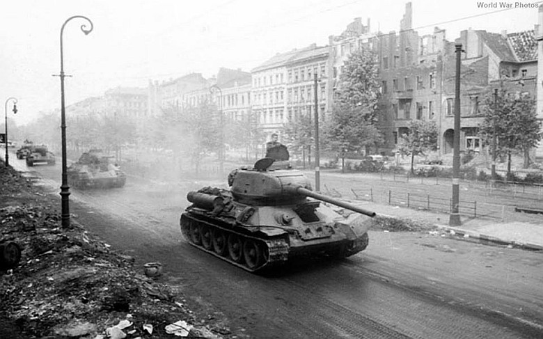 Sowiecki T-34-85 na ulicach Berlina, 04.1945
