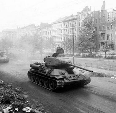 Sowiecki T-34-85 na ulicach Berlina, 04.1945