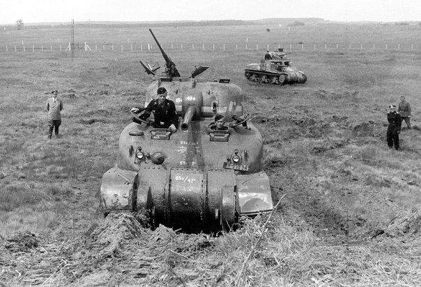 Testowanie zdobycznych w Północnej Afryce czołgów M4A1 Sherman oraz M3 “Lee”, 1 czerwca 1943