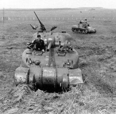 Testowanie zdobycznych w Północnej Afryce czołgów M4A1 ""Sherman" oraz M3 “Lee”, 1 czerwca 1943