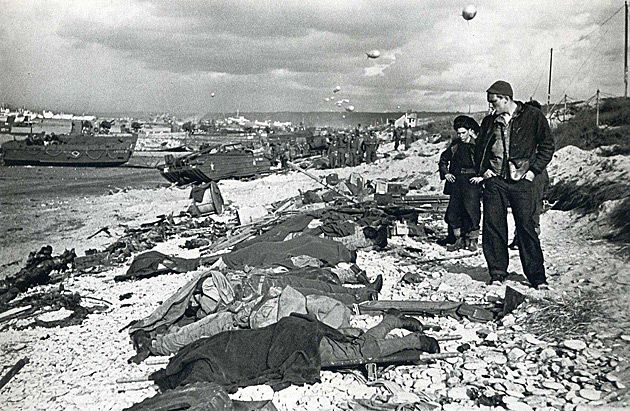 Francuzi na plaży Omaha oglądają ciała poległych żołnierzy (Francja).