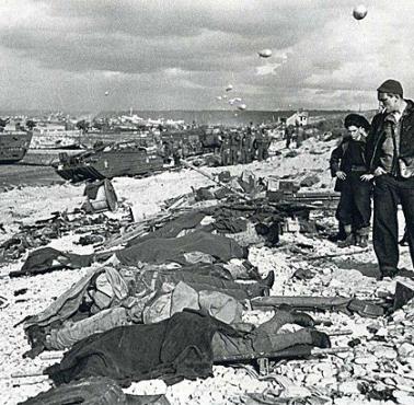 Francuzi na plaży Omaha oglądają ciała poległych żołnierzy (Francja).