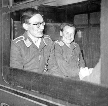 Na zdjęciu pojmani niemieccy lotnicy w drodze do jenieckiego obozu (Londyn).