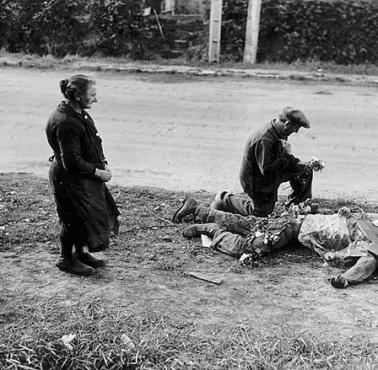 Mieszkańcy francuskiej wioski modlą się przy ciele poległego amerykańskiego żołnierza (Carentan, Francja).