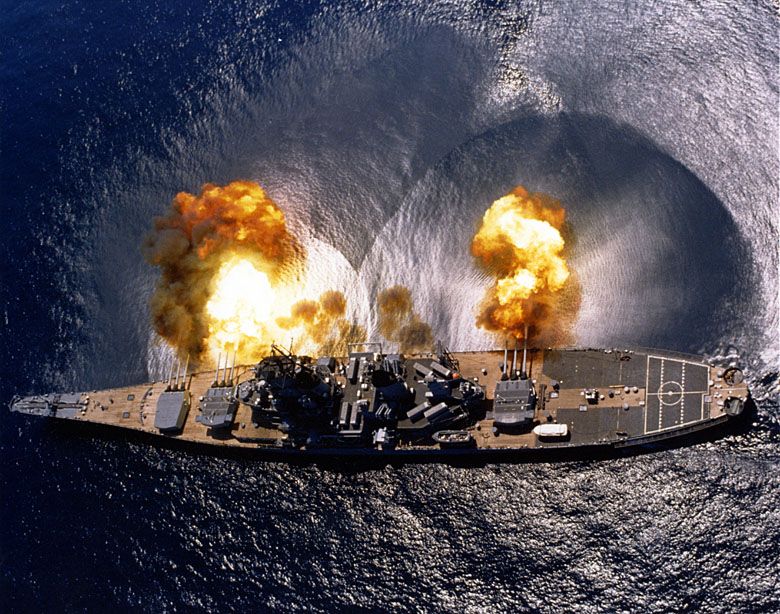 Salwa burtowa USS Iowa oddana ze wszystkich dziewięciu dział kalibru 406 mm.