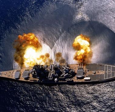 Salwa burtowa USS Iowa oddana ze wszystkich dziewięciu dział kalibru 406 mm.