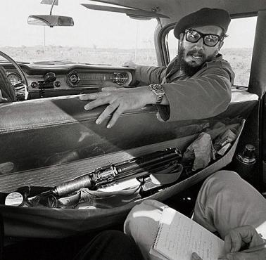 Fidel Castro udziela wywiadu w samochodzie.