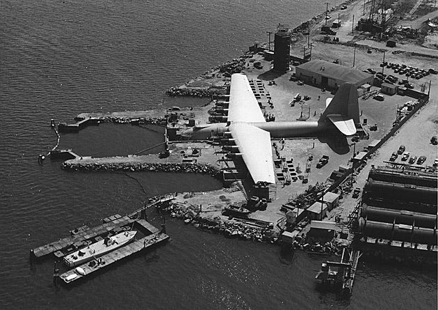 Budowa samolotu giganta - Hughes H-4 Spruce Goose na Long Beach (Kalifornia, USA).