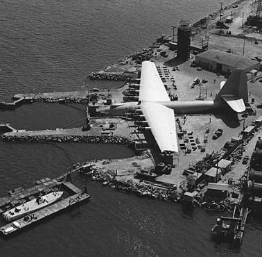 Budowa samolotu giganta - Hughes H-4 "Spruce Goose" na Long Beach (Kalifornia, USA).