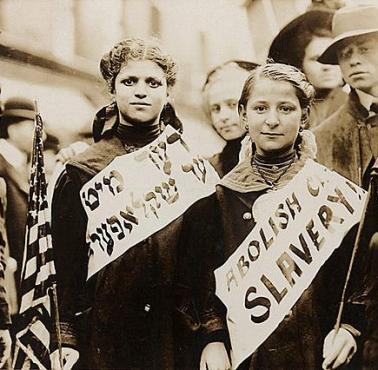 Żydowskie dzieci protestują 1 maja. Protest dotyczy zatrudniania dzieci w przemyśle odzieżowym Nowego Jorku.